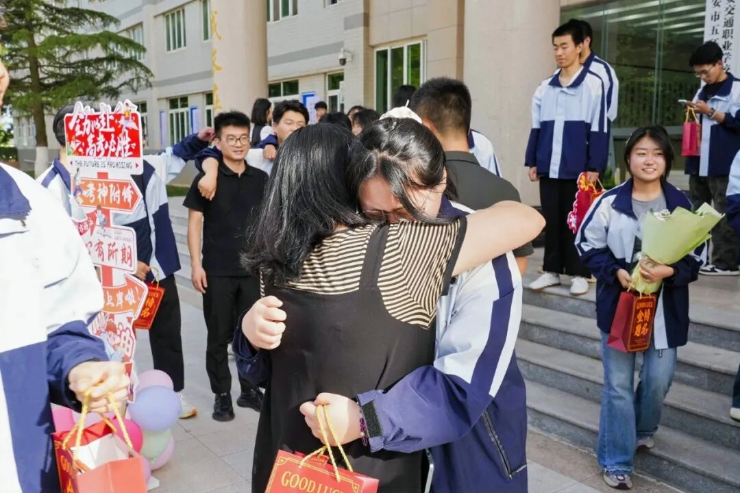 执笔逐光 决胜高考｜西安交通职业学校开展高考暖心送考活动