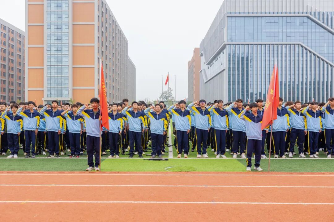 西安明德理工学院2026级学生开学典礼暨军训总结表彰大会圆满举行