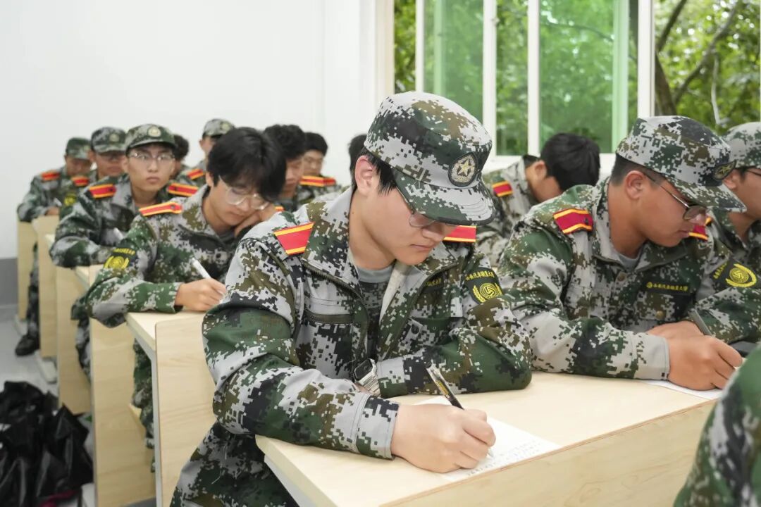 直击西安汽车职业大学2026级新生军训现场（白鹿原校区）