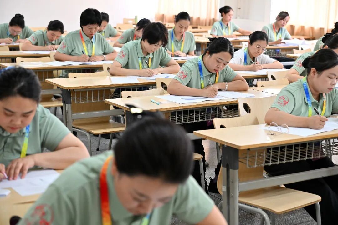 第二届全国巾帼家政服务职业技能大赛在西安培华学院顺利举办！黄晓薇出席并宣布闭幕