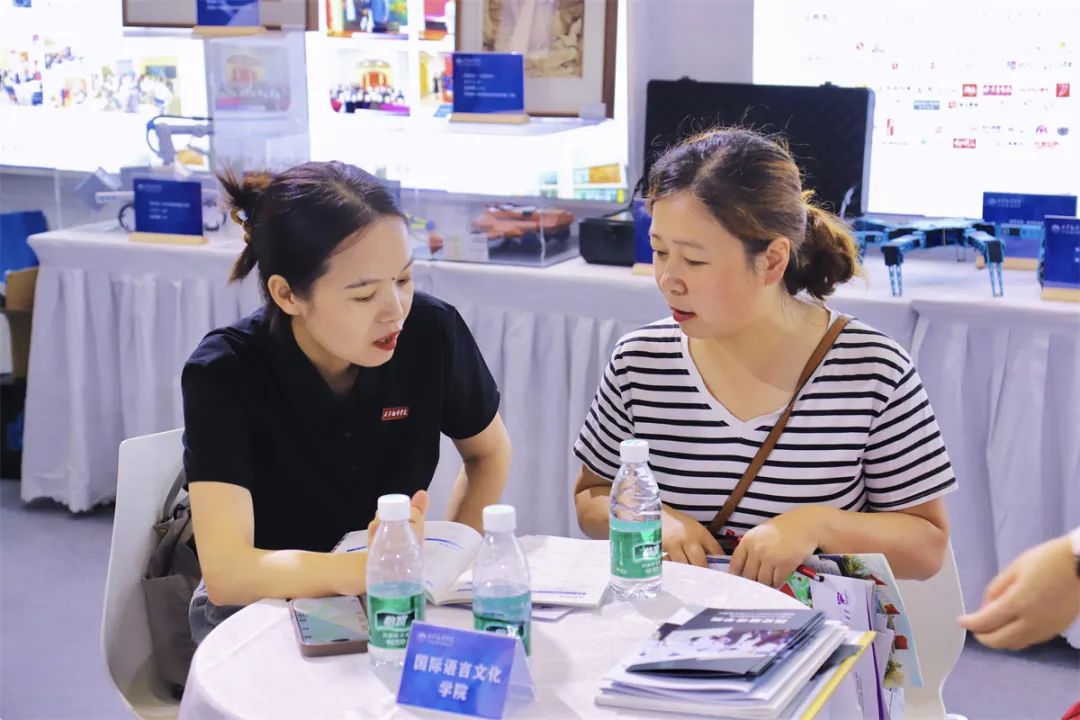 西安翻译学院闪耀第十三届陕西教育博览会