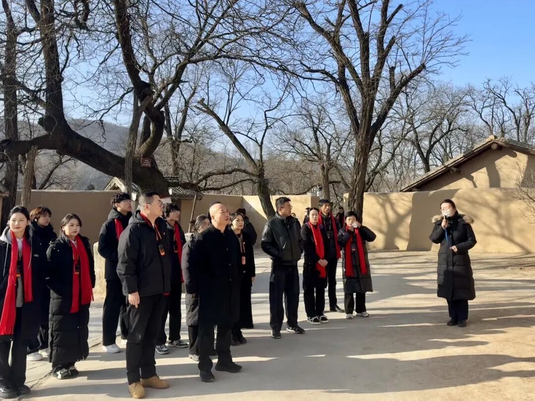 陕西旅游烹饪职业学院师生赴杨家岭、枣园开展主题党日活动