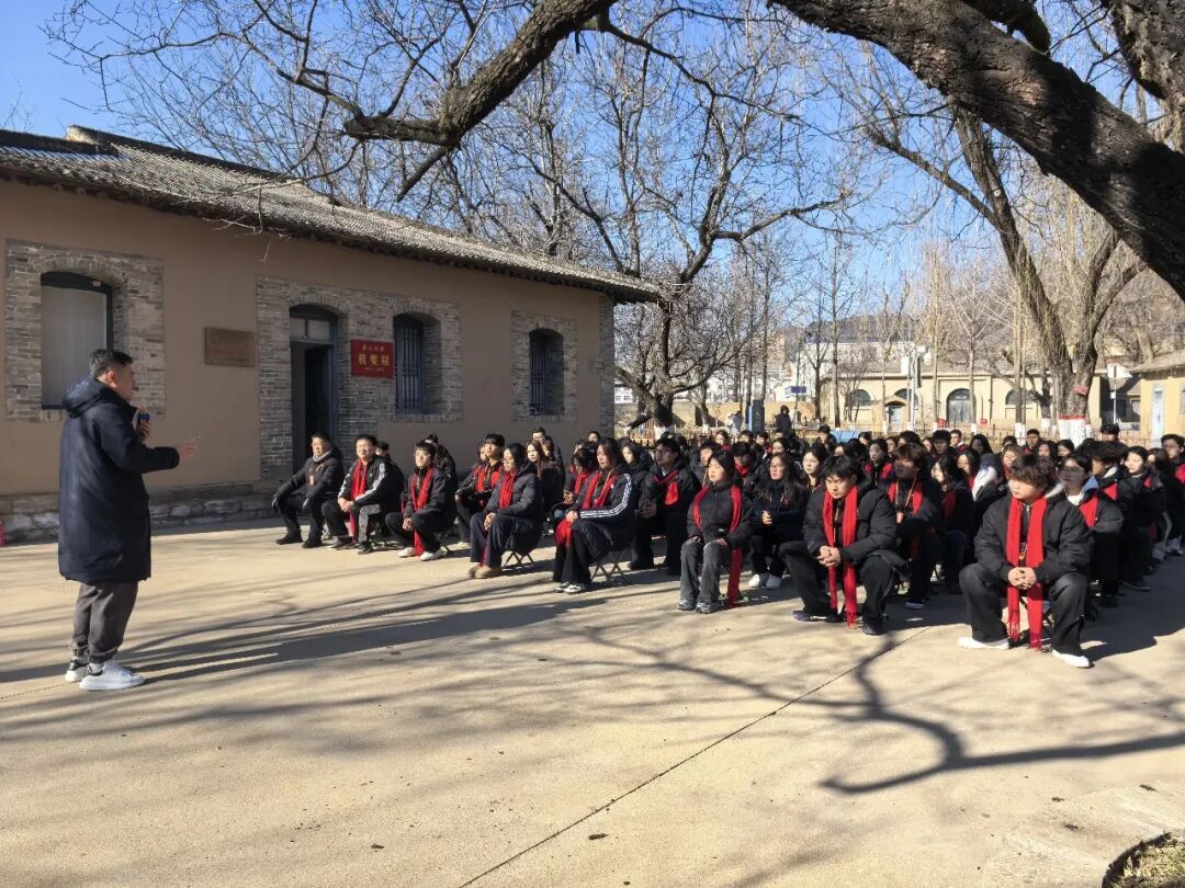 陕西旅游烹饪职业学院师生赴杨家岭、枣园开展主题党日活动