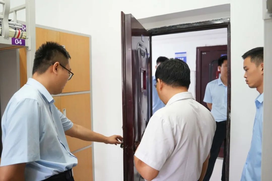 西安育华职业高中开展2025年秋季开学前校园安全大检查