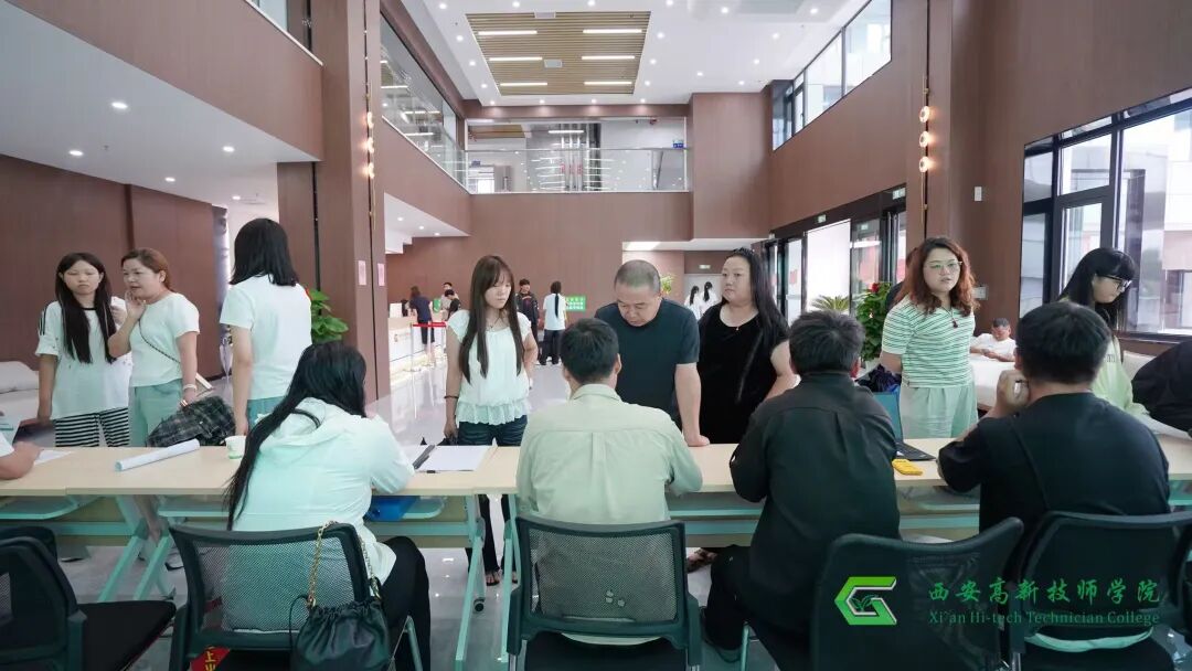 西安高新技师学院2026级新生顺利报到