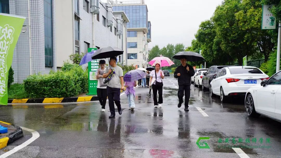 西安高新技师学院2026级新生顺利报到