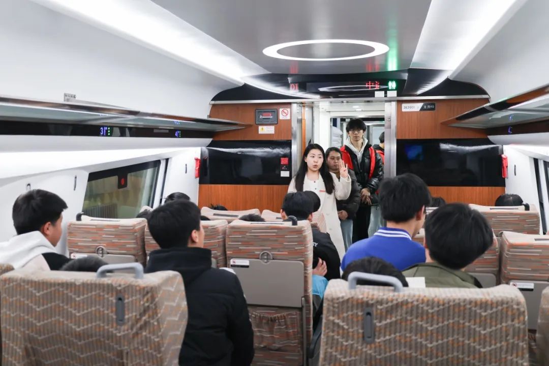 西安市鹿原中学师生到西安交通职业学校开展研学实践暨科学教育体验活动