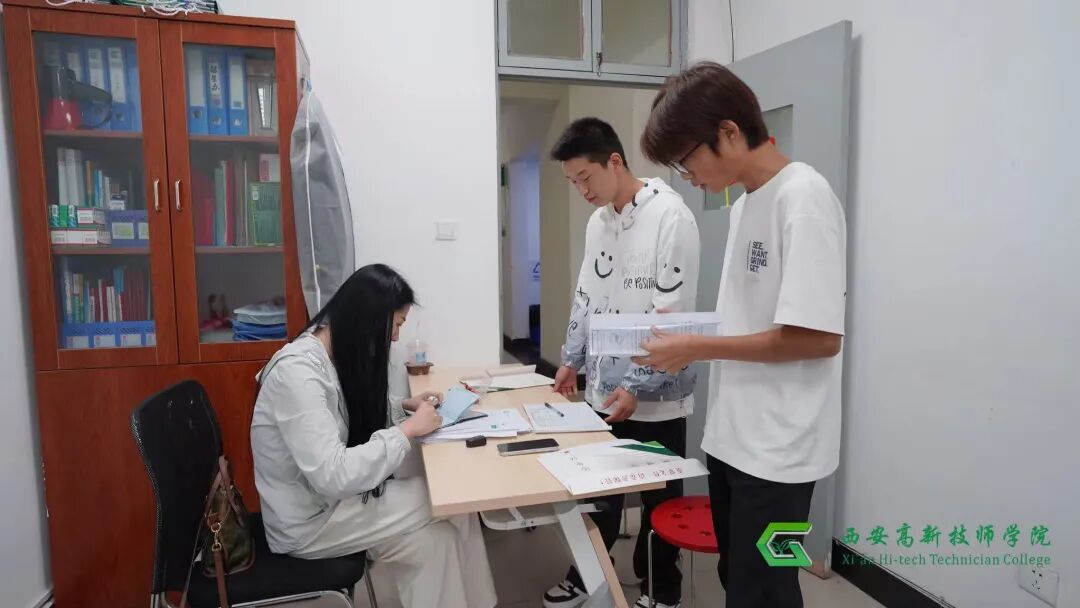 西安高新技师学院2026级新生顺利报到