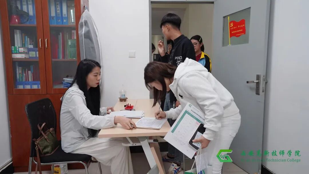 西安高新技师学院2026级新生顺利报到