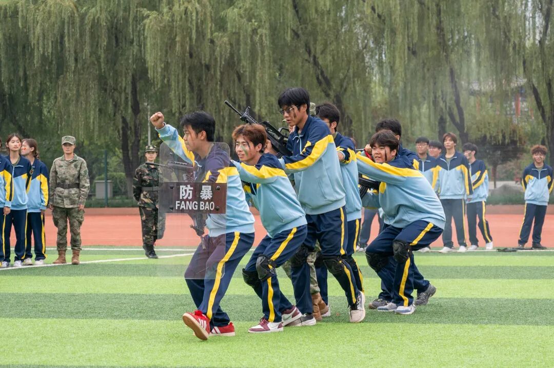 西安明德理工学院2026级学生开学典礼暨军训总结表彰大会圆满举行