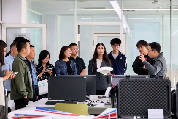 近百名中学老师走进西安欧亚学院，看大学正在怎么变、聊中学该怎么做