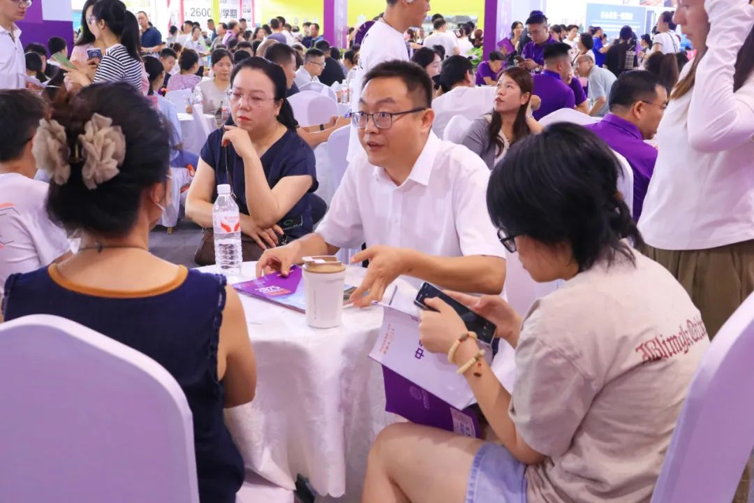 直击现场 | 西安育华职业高中2025年浐灞中招会火热进行中...