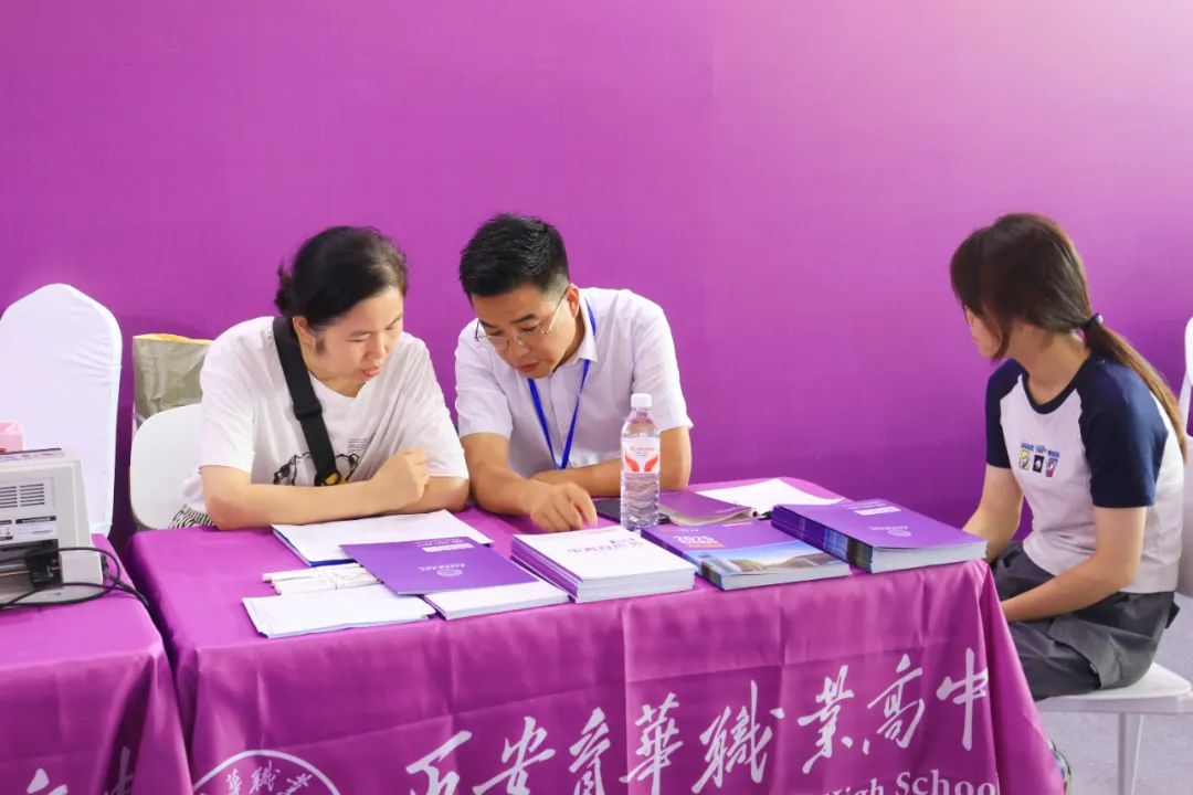 直击现场 | 西安育华职业高中2025年浐灞中招会火热进行中...