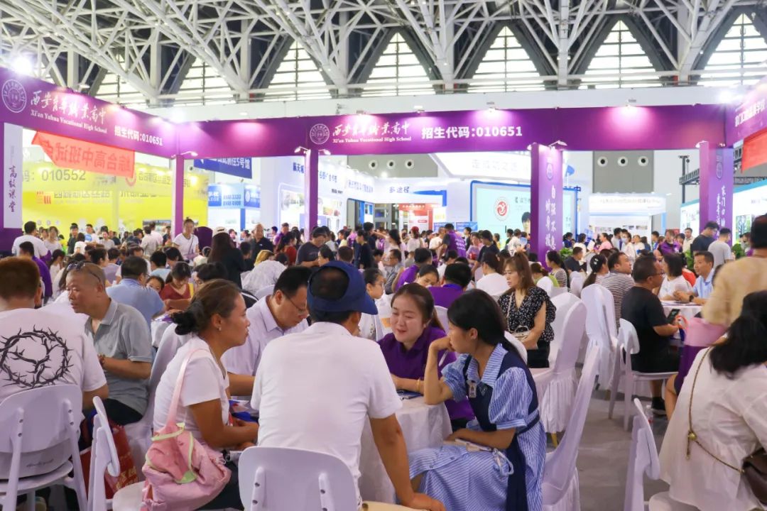 直击现场 | 西安育华职业高中2025年浐灞中招会火热进行中...