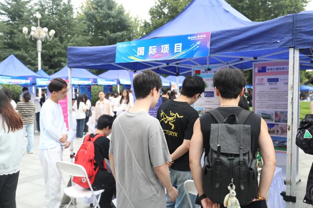 西安培华学院 2026 秋季综合双选会暨第十届 “蒲公英” 生涯体验节圆满落幕