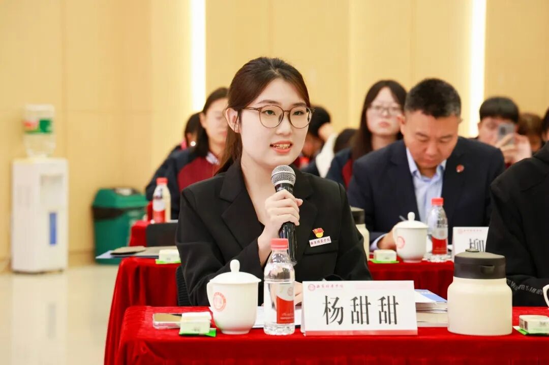 青年学子代表、姜维之班提名班班长、云梯青年宣讲团团长杨甜甜