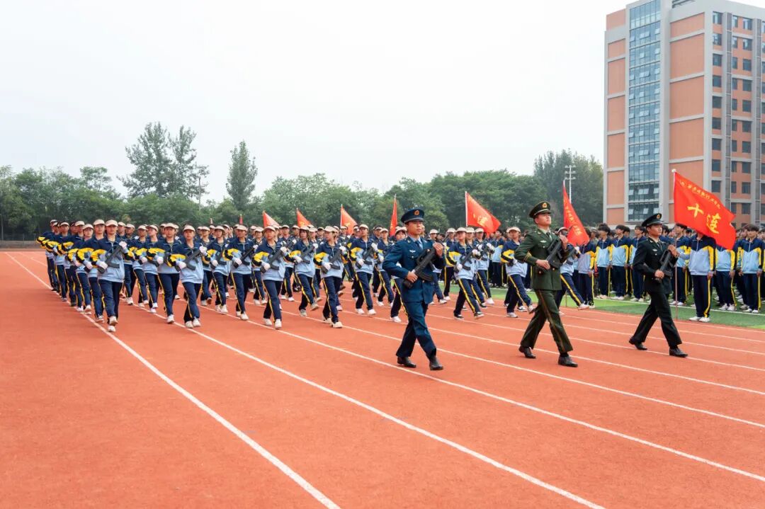 西安明德理工学院2026级学生开学典礼暨军训总结表彰大会圆满举行