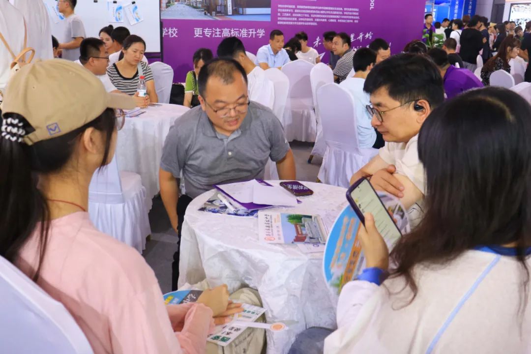 直击现场 | 西安育华职业高中2025年浐灞中招会火热进行中...