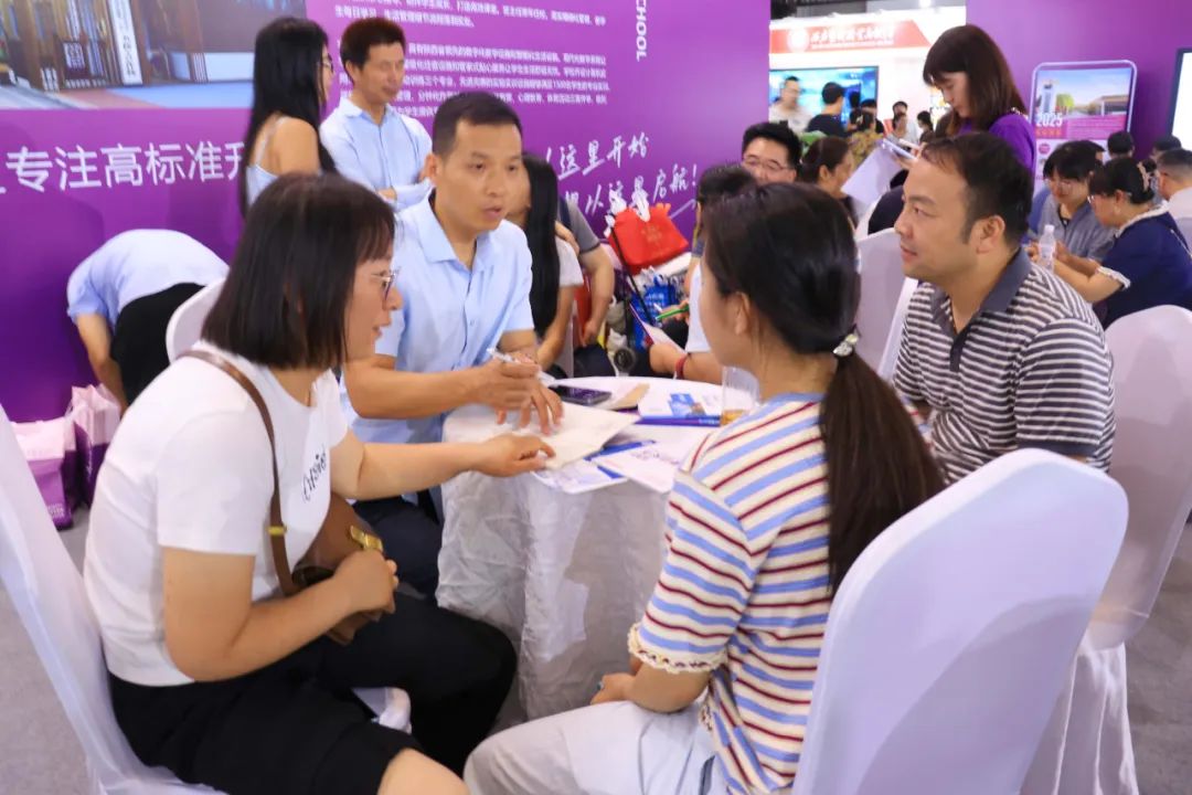 直击现场 | 西安育华职业高中2025年浐灞中招会火热进行中...