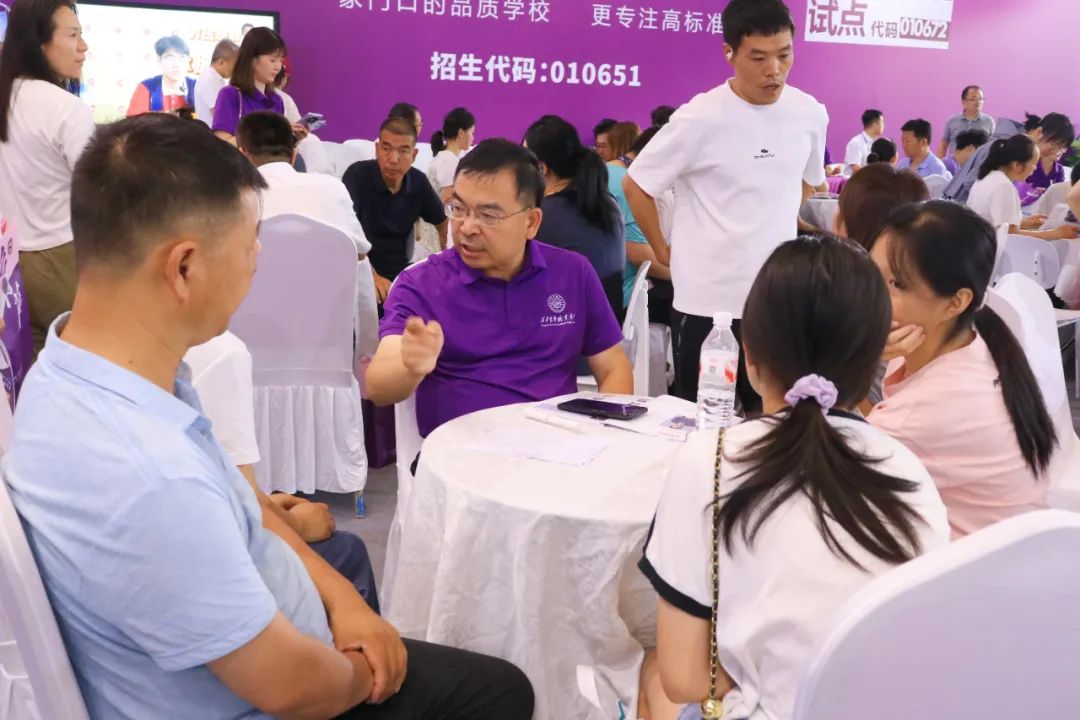 直击现场 | 西安育华职业高中2025年浐灞中招会火热进行中...