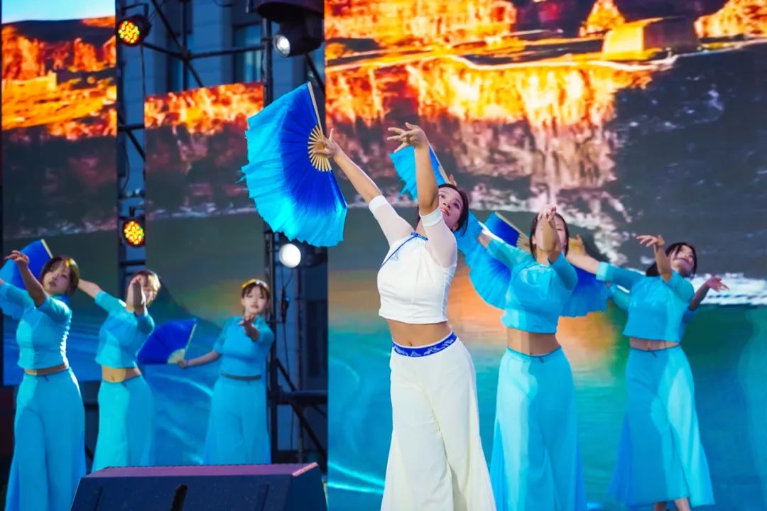 高燃！璀璨！西安现代综合职业高中2025届毕业晚会封神之夜！