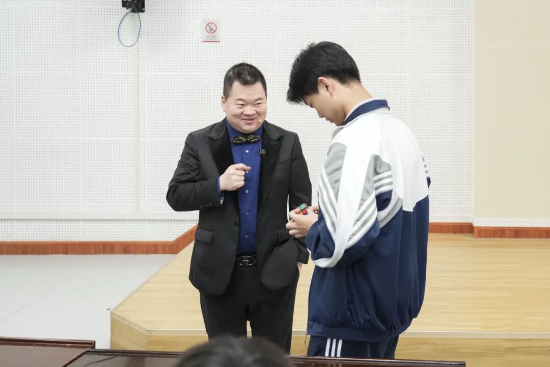 西安交通职业学校特邀魔术大师开展专场展演活动