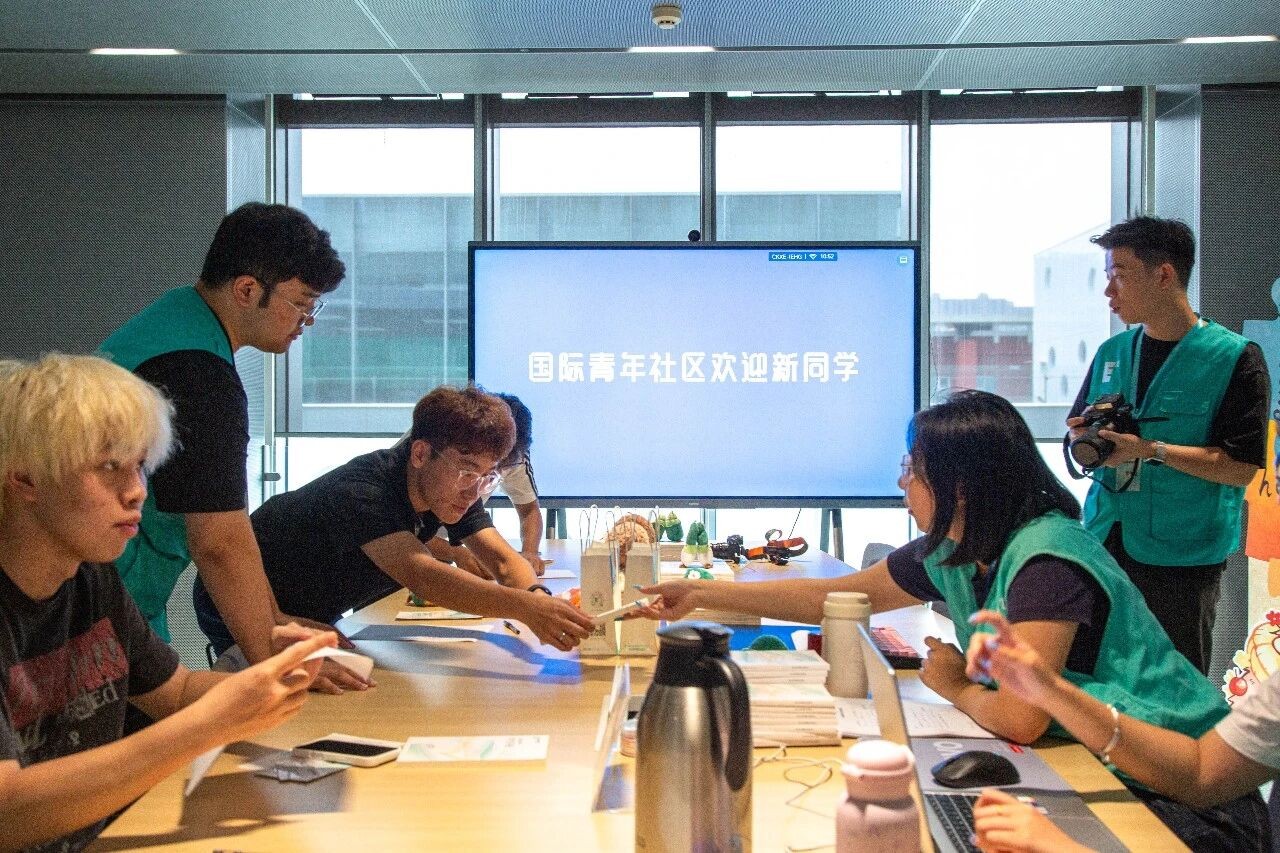 AI打印、非遗体验、国际交流……直击西安欧亚学院2026级新生报到现场