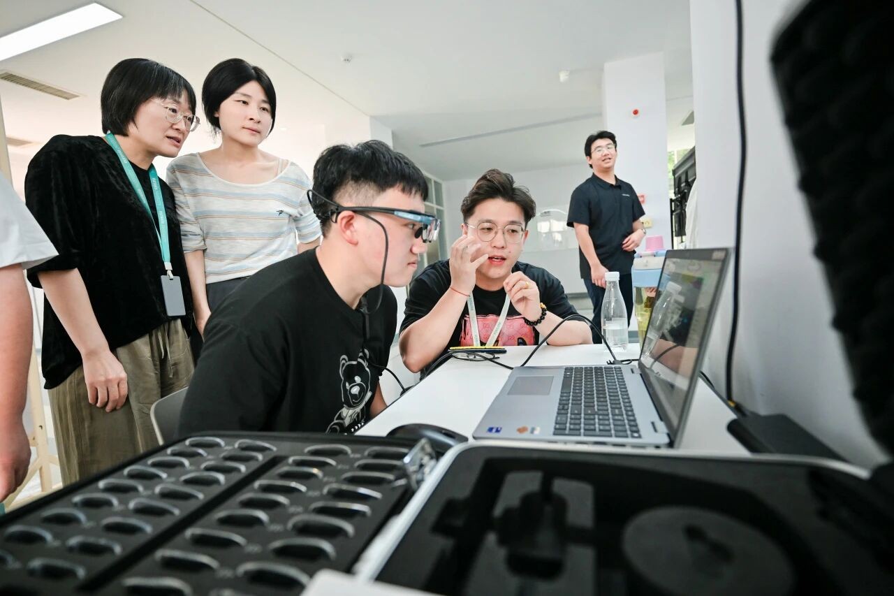 AI打印、非遗体验、国际交流……直击西安欧亚学院2026级新生报到现场