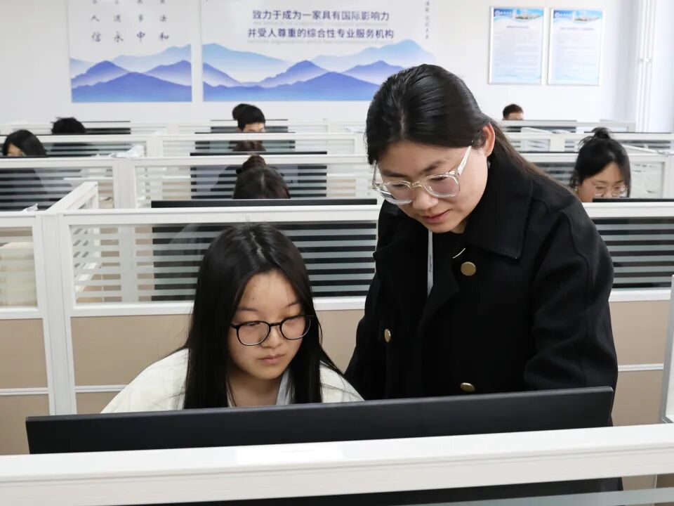 西安培华学院的毕业生职场生涯，从校园就开始！打破传统毕业生就业难的现实