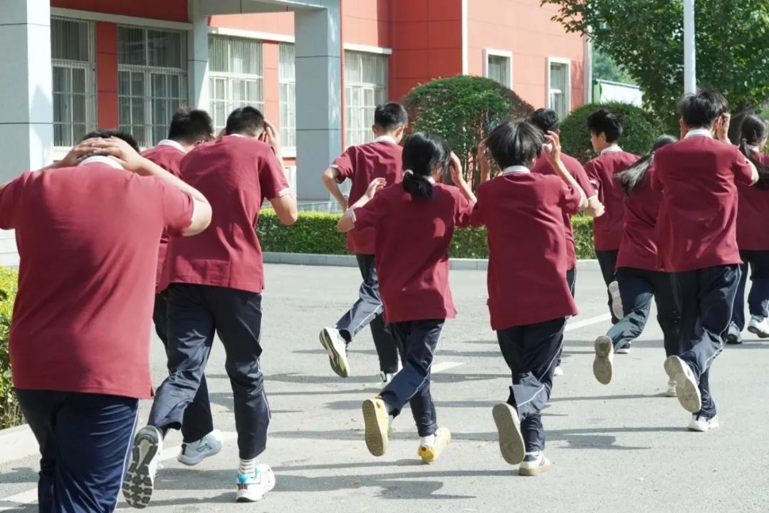 西安育华职业高中2025年防震消防安全演练：筑牢生命防线，守护你我安全