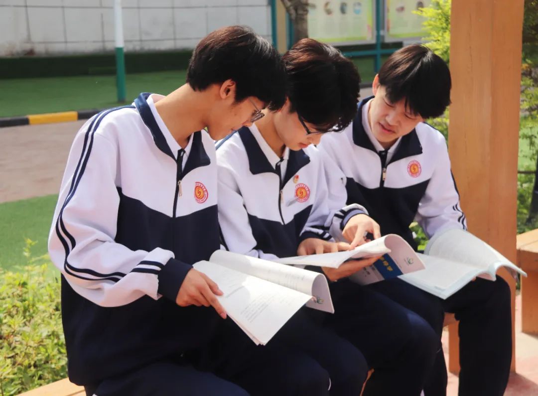 最美人间四"阅"天！"世界读书日"里的西安东方职业高级中学