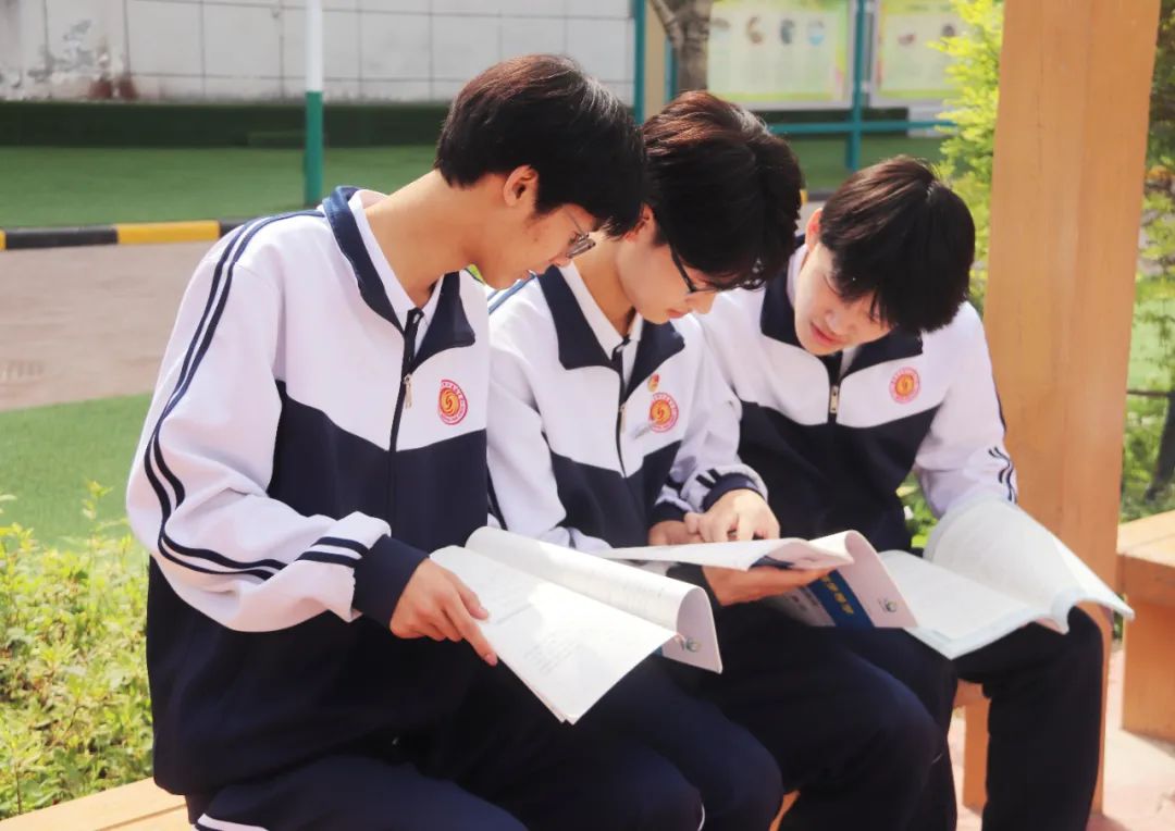 最美人间四"阅"天！"世界读书日"里的西安东方职业高级中学