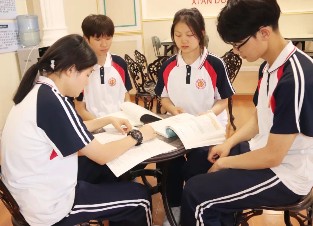 最美人间四"阅"天！"世界读书日"里的西安东方职业高级中学