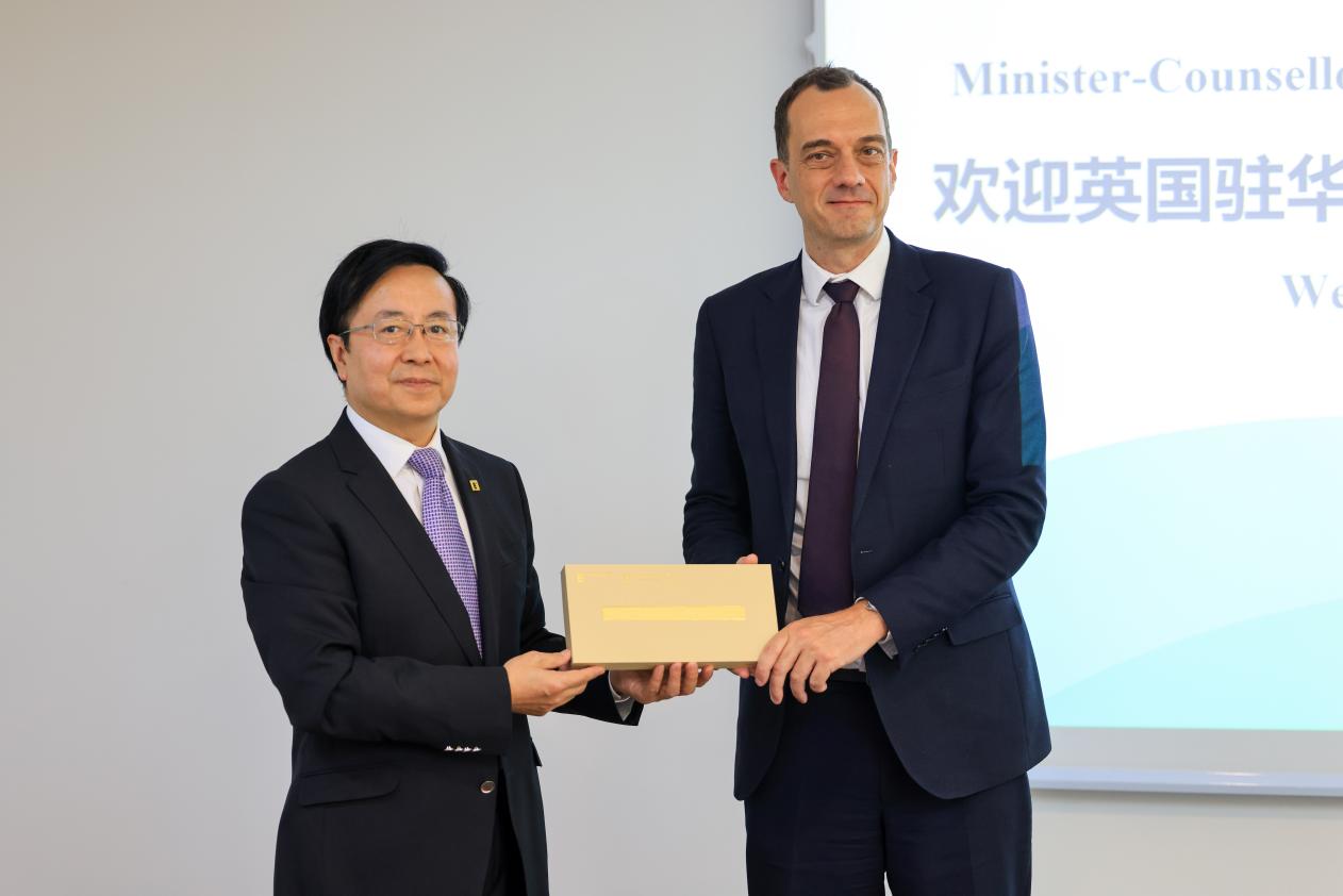 英国驻华大使馆公使衔参赞墨泰·穆迪一行来访西安欧亚学院