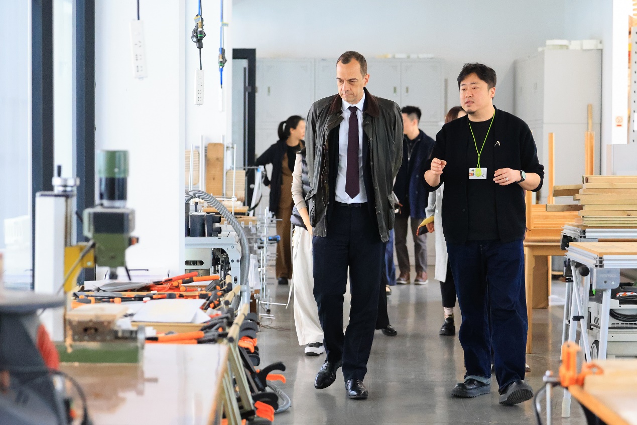 英国驻华大使馆公使衔参赞墨泰·穆迪一行来访西安欧亚学院