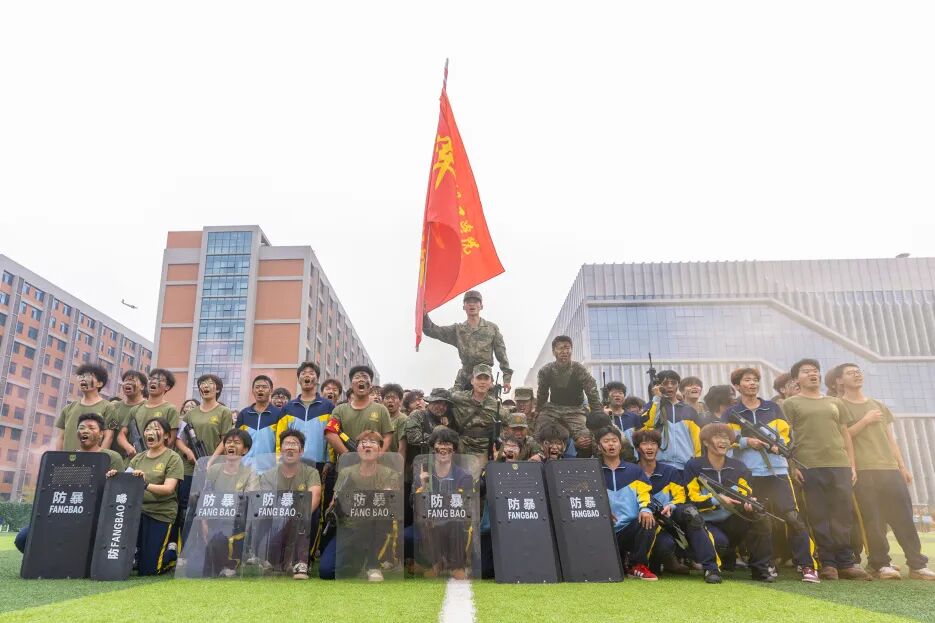 西安明德理工学院2026级学生开学典礼暨军训总结表彰大会圆满举行