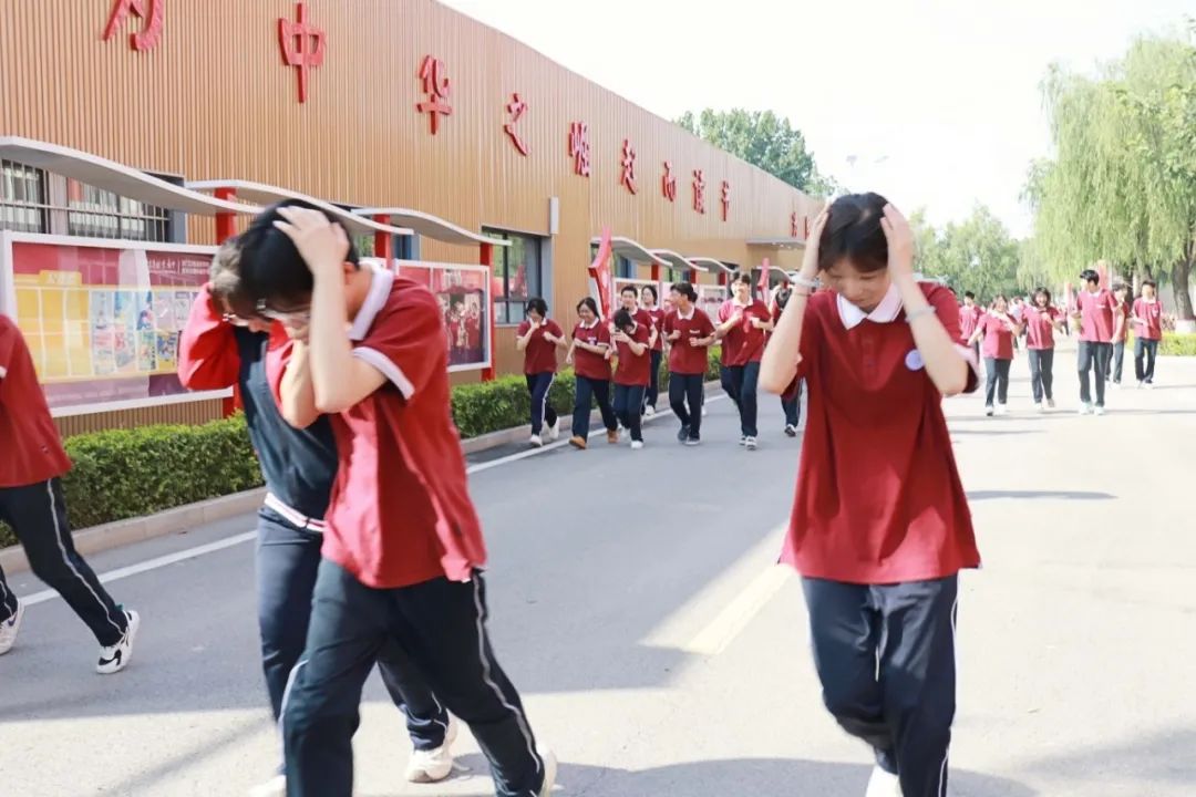 西安育华职业高中2025年防震消防安全演练：筑牢生命防线，守护你我安全