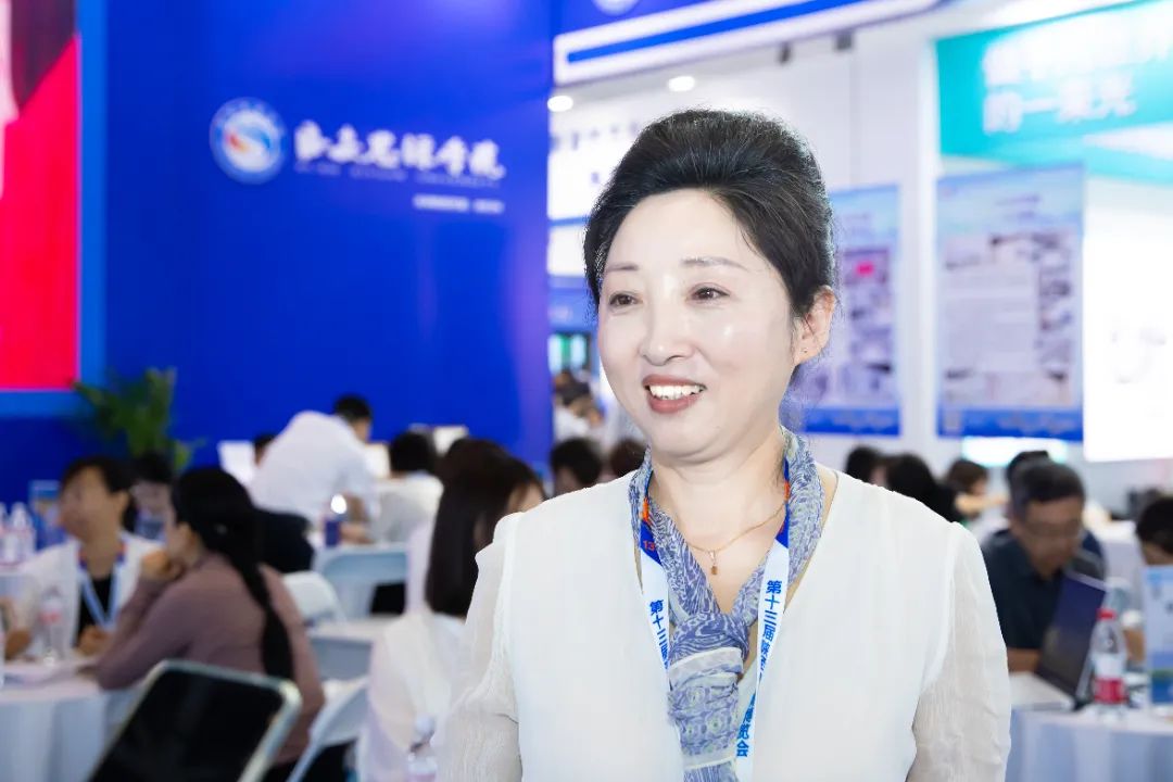 西安思源学院副校长赵明宇介绍学校参加教博会及招生工作情况