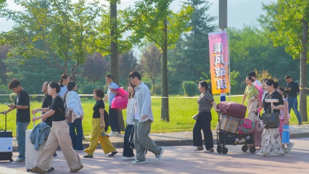 “新”光熠熠｜多图直击西安城市建设职业学院2026级新生报到现场！