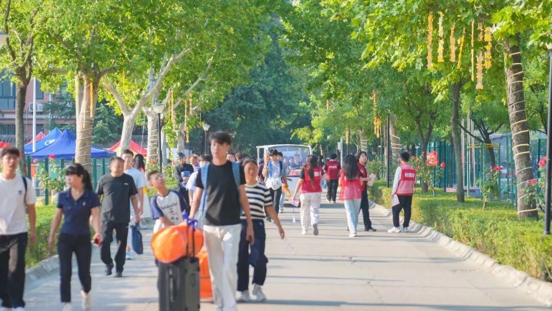 “新”光熠熠｜多图直击西安城市建设职业学院2026级新生报到现场！