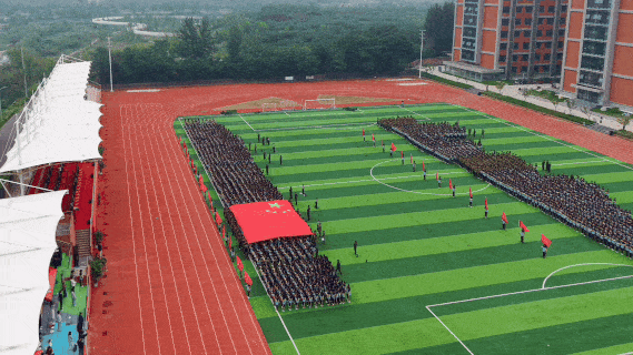 西安明德理工学院2026级学生开学典礼暨军训总结表彰大会圆满举行