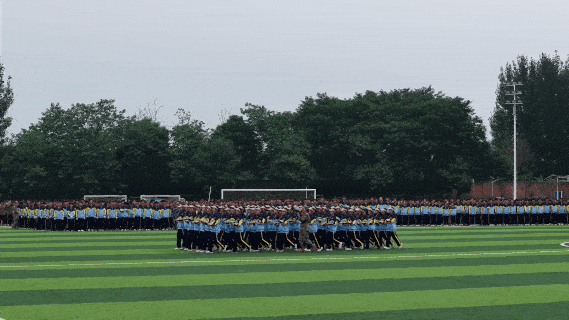 西安明德理工学院2026级学生开学典礼暨军训总结表彰大会圆满举行