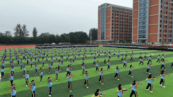 西安明德理工学院2026级学生开学典礼暨军训总结表彰大会圆满举行
