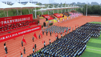 西安明德理工学院2026级学生开学典礼暨军训总结表彰大会圆满举行