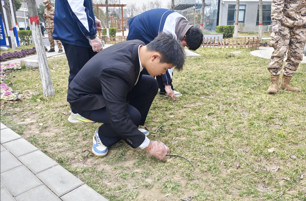绿意盎然，播种希望—西安轨道交通技师学院植树节活动纪实