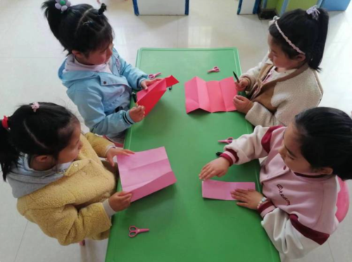 西安灞桥区狄寨小天鹅幼儿园家长进课堂，携手共成长，主题活动11.png