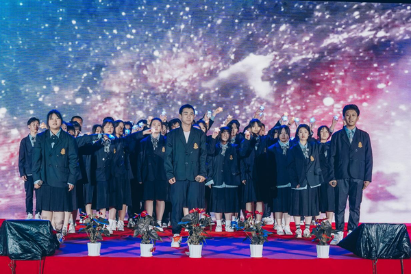 西安现代职业高中成功举办"现代毕业季,青春向未来"2019级毕业晚会26.