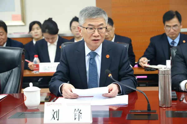 西安培华学院党委书记刘锋介绍参会人员