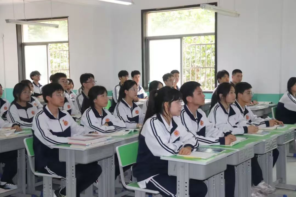 西安东方职业高级中学，让我们翱翔在知识的海洋