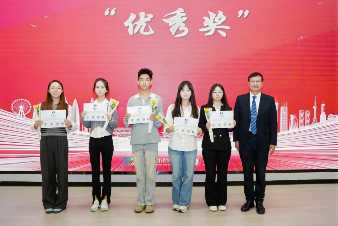 陕西省翻译协会副会长、西安明德理工学院语言文化传播学院院长马庆林为“优秀奖”获奖者颁奖